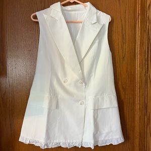 Womens white sleeveless large collard jacket/blouse suit jacket style